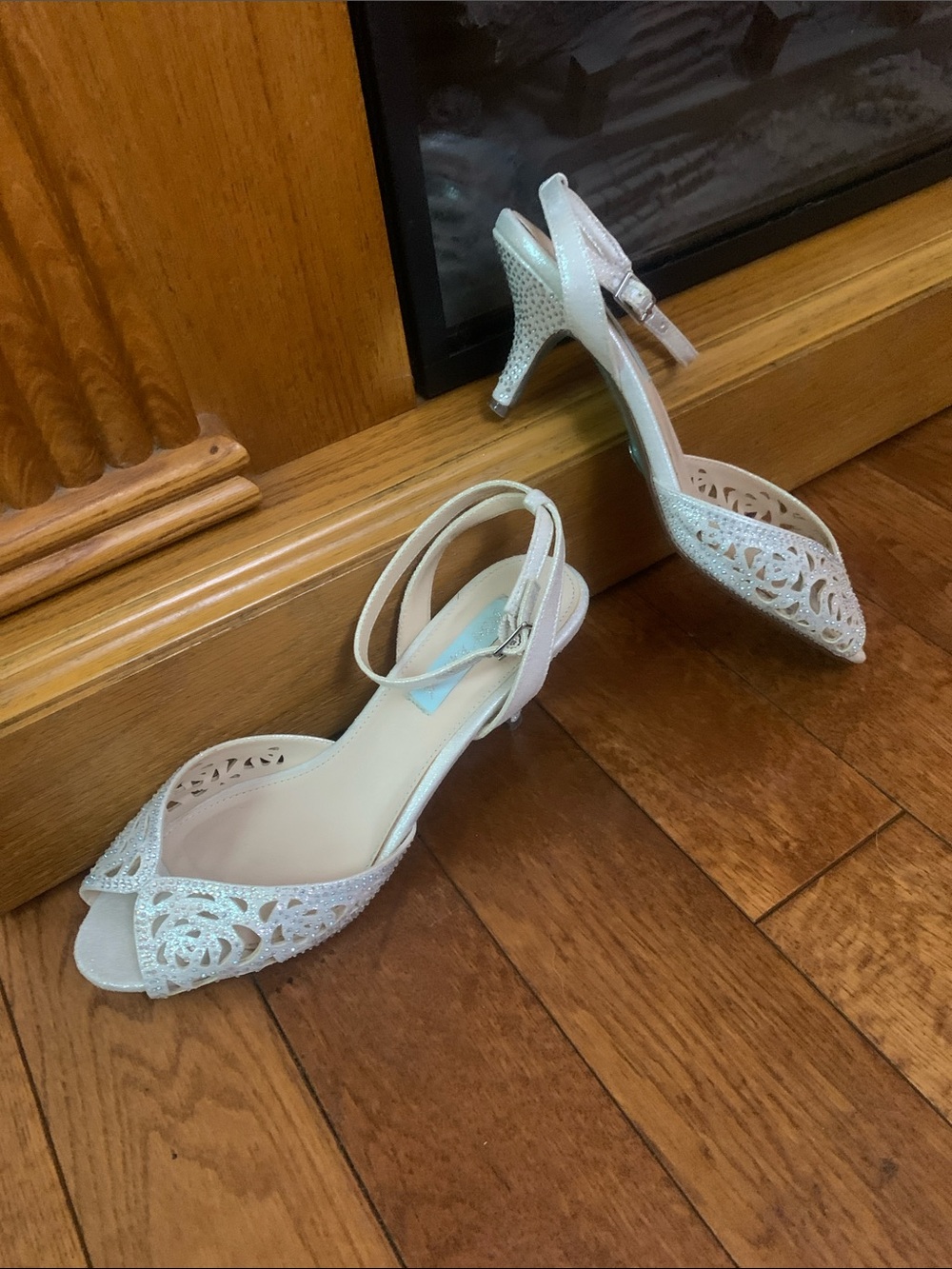 Betsey Johnson Blu wedding shoe ivory Open-Toe Ankle-Strap Heels raven 8m